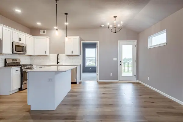 27016 E Dogwood LN, Lee's Summit, MO 64086