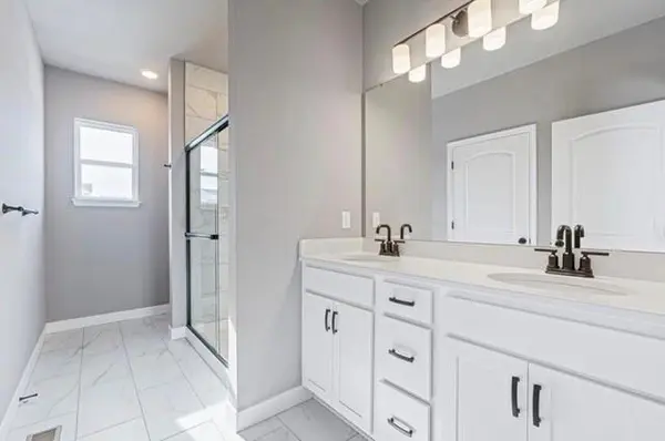 27016 E Dogwood LN, Lee's Summit, MO 64086