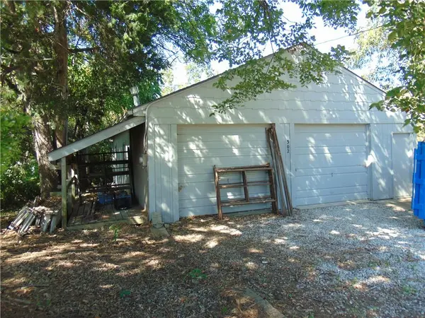 302 W Chestnut ST, Harrisonville, MO 64701