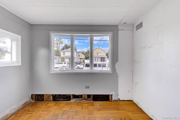 104 E Pennywood AVE, Roosevelt, NY 11575