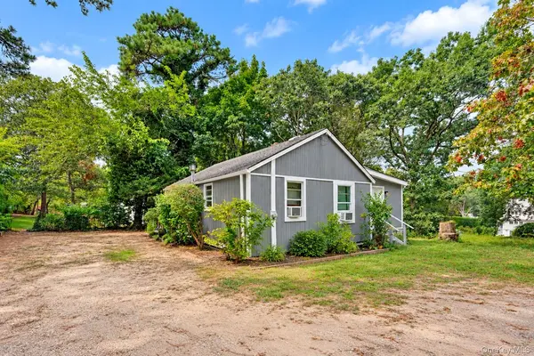 45 Peconic RD, Hampton Bays, NY 11946