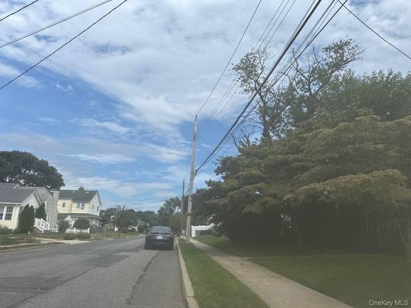 76 Driving Park AVE, Lynbrook, NY 11563