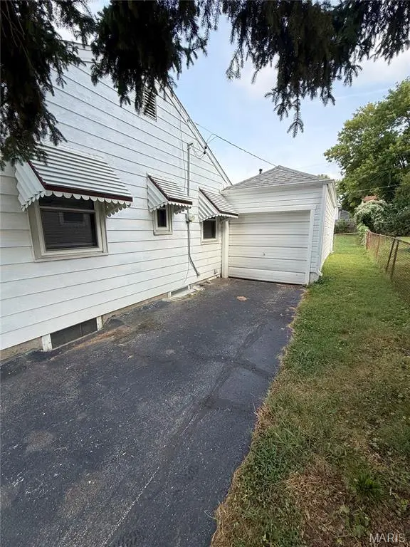 9421 Kathlyn DR, Woodson Terrace, MO 63134