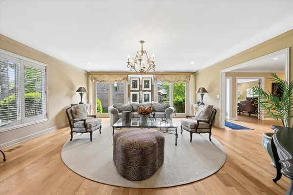 98 Briarwood CIR, Oak Brook, IL 60523
