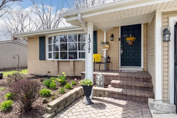 1317 Carol LN, Naperville, IL 60565