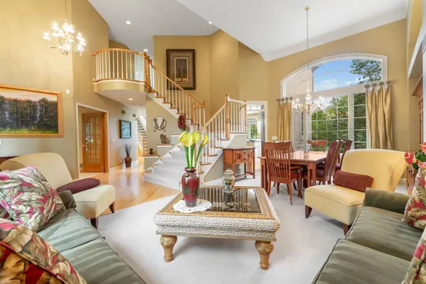 38W590 Barb Hill DR, St. Charles, IL 60175