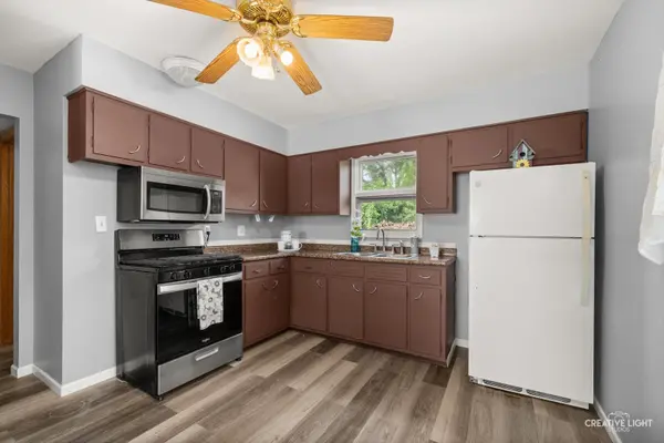 323 Kingswood DR, North Aurora, IL 60542