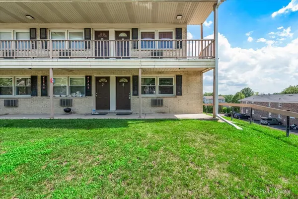 821 Bode RD #8, Elgin, IL 60120