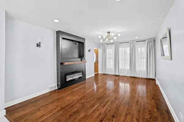 9528 S Manistee AVE, Chicago, IL 60617