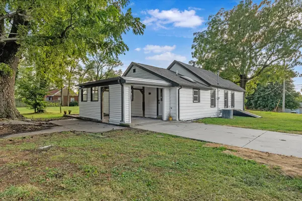 1219 Devils Glen RD, Bettendorf, IA 52722