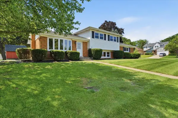 37 E Weathersfield WAY, Schaumburg, IL 60193