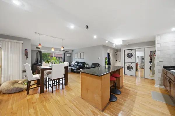 801 Oakton ST #204, Elk Grove Village, IL 60007