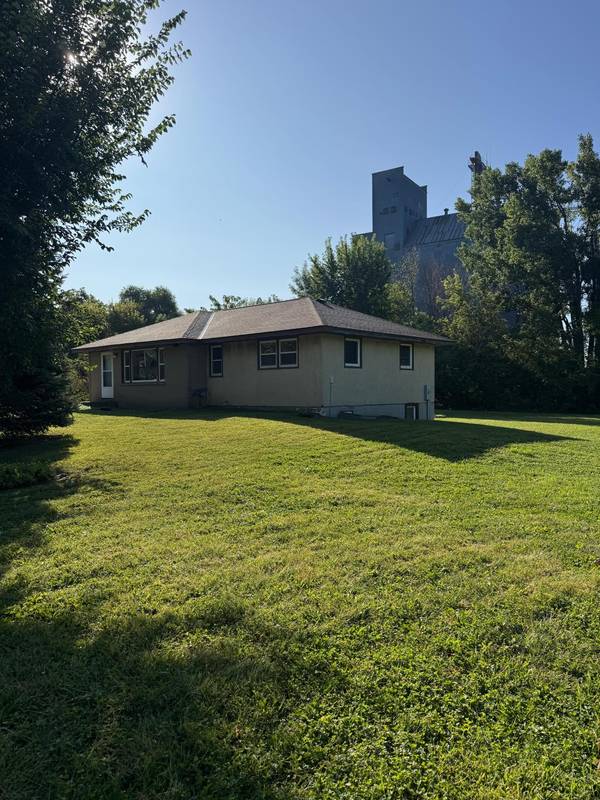 435 W Ottawa ST, Le Center, MN 56057