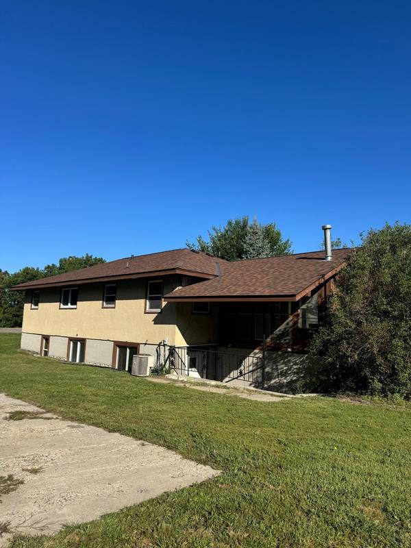 435 W Ottawa ST, Le Center, MN 56057