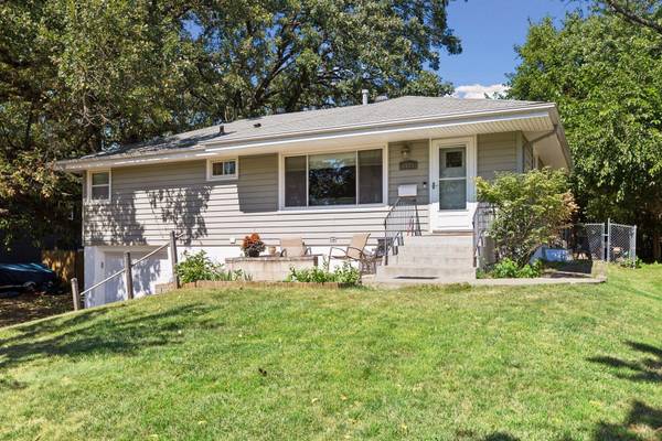 7608 Viewcrest LN, New Hope, MN 55427
