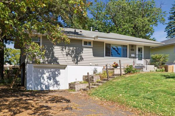 7608 Viewcrest LN, New Hope, MN 55427