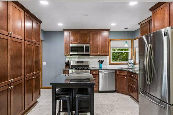 7608 Viewcrest LN, New Hope, MN 55427