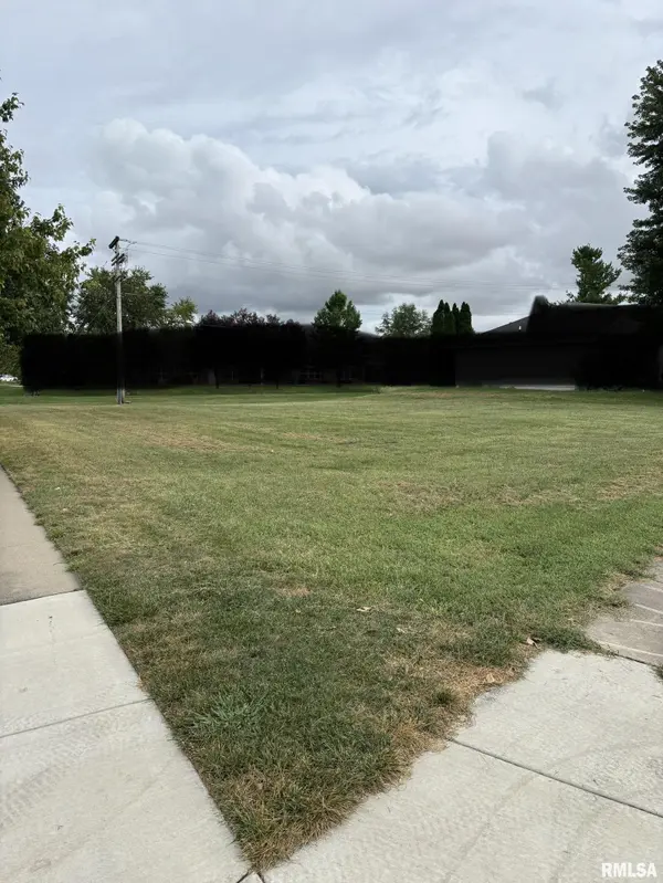 2800 Happy Landing DR, Springfield, IL 62711