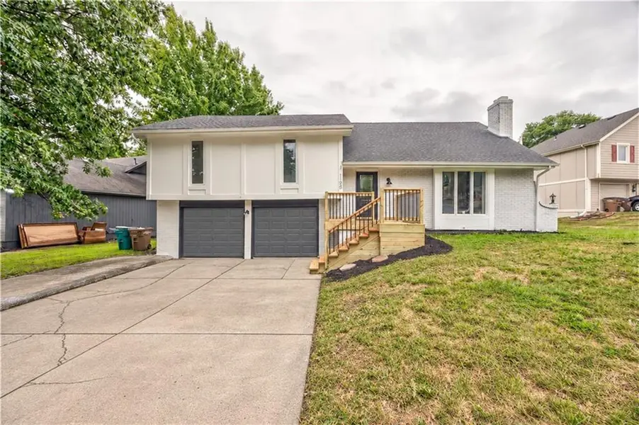 1105 Brookside PL, Raymore, MO 64083