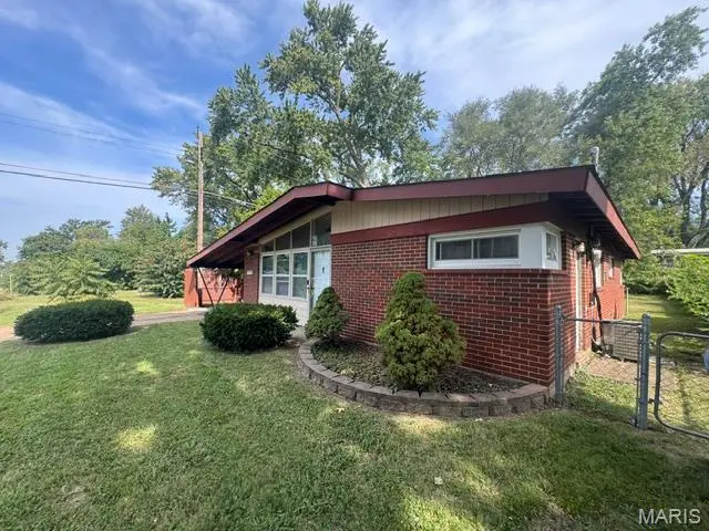 8351 Graybirch DR, Berkeley, MO 63134