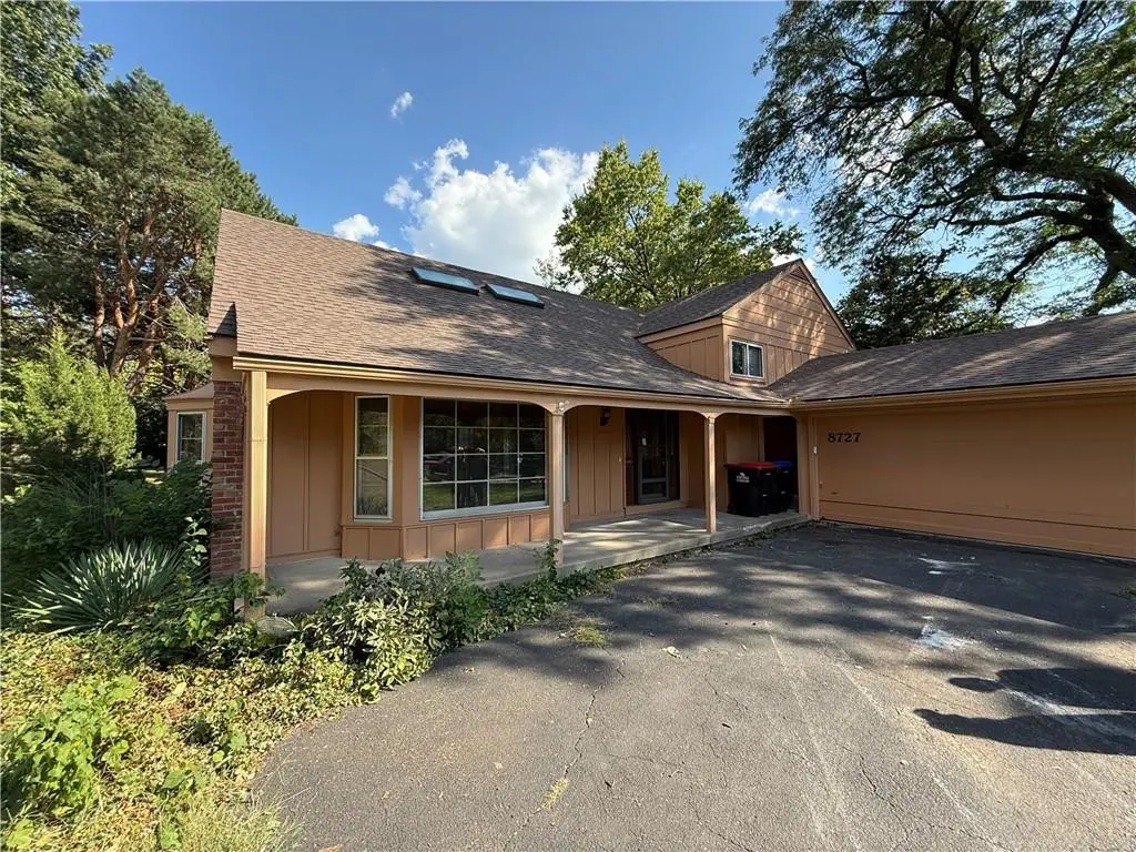 8727 W 104th ST, Overland Park, KS 66212
