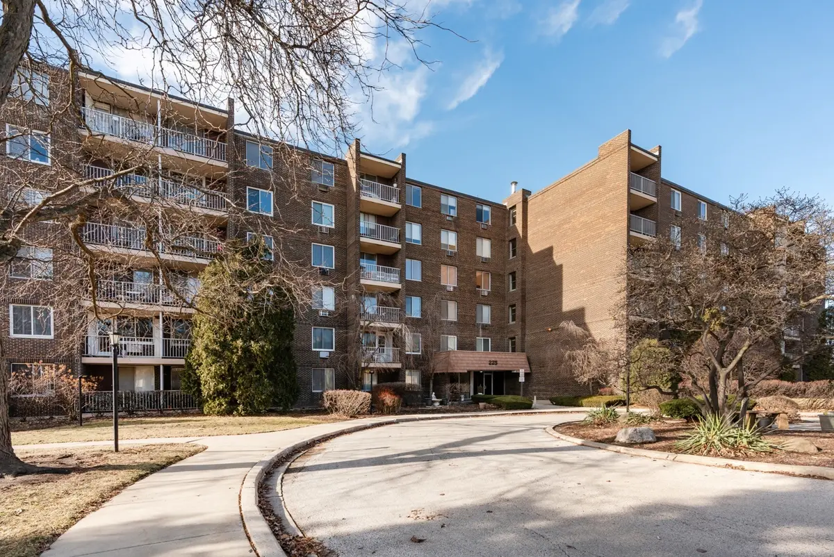225 S Rohlwing RD #615, Palatine, IL 60067