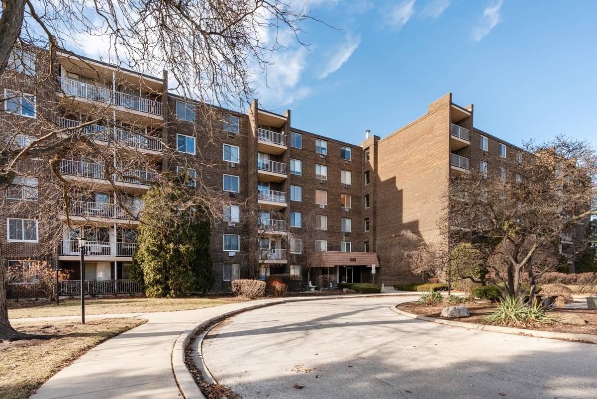 225 S Rohlwing RD #615, Palatine, IL 60067