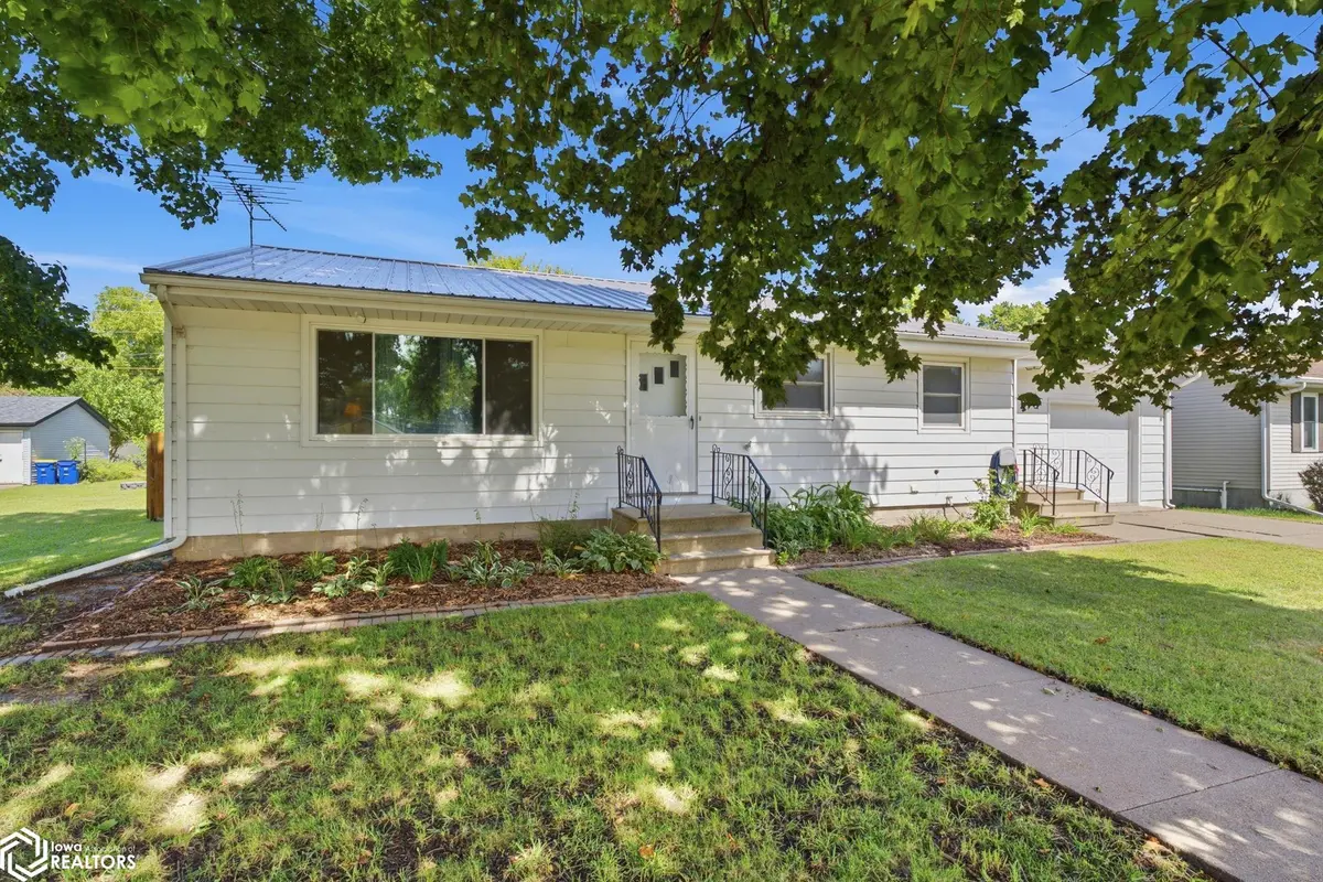 1306 E 2nd ST, Washington, IA 52353