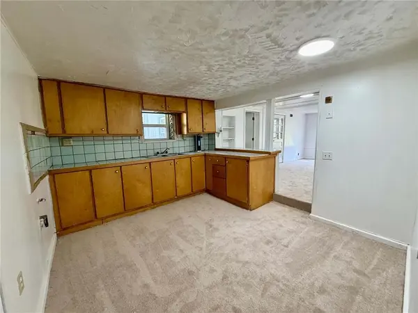 215 W 3rd ST, Tonganoxie, KS 66086