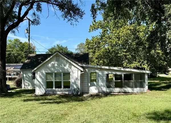 215 W 3rd ST, Tonganoxie, KS 66086