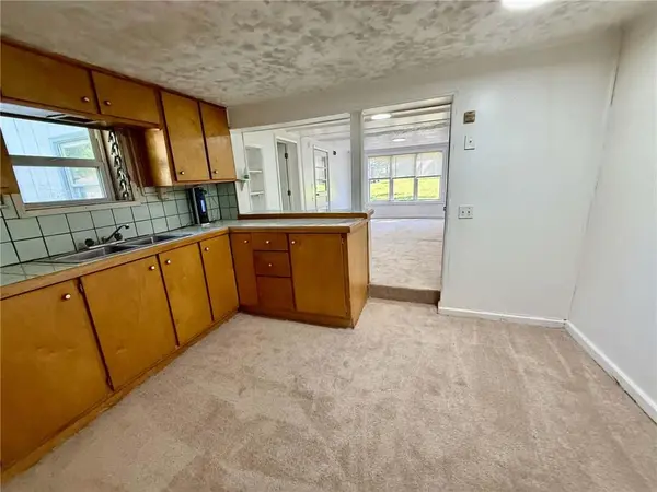 215 W 3rd ST, Tonganoxie, KS 66086