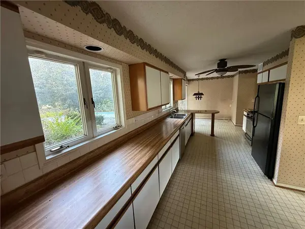 8727 W 104th ST, Overland Park, KS 66212