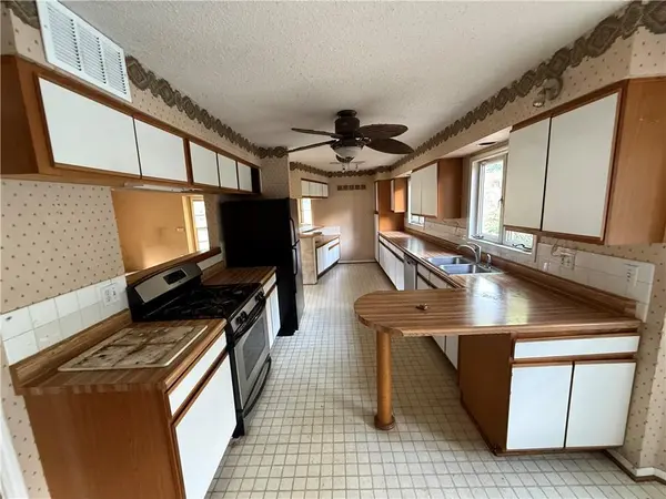 8727 W 104th ST, Overland Park, KS 66212