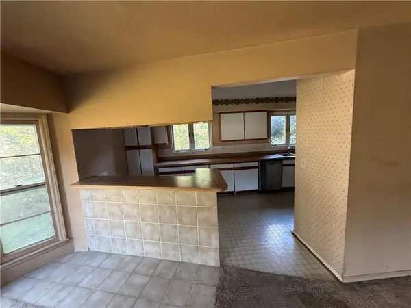 8727 W 104th ST, Overland Park, KS 66212