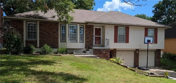 3713 Stanton ST, Lee's Summit, MO 64064