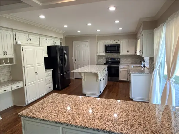 1005 Blueberry LN, Liberty, MO 64068