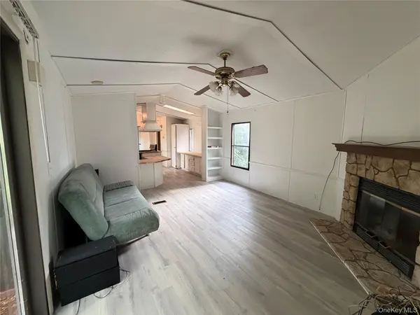 8 Hampshire LN, Loch Sheldrake, NY 12759