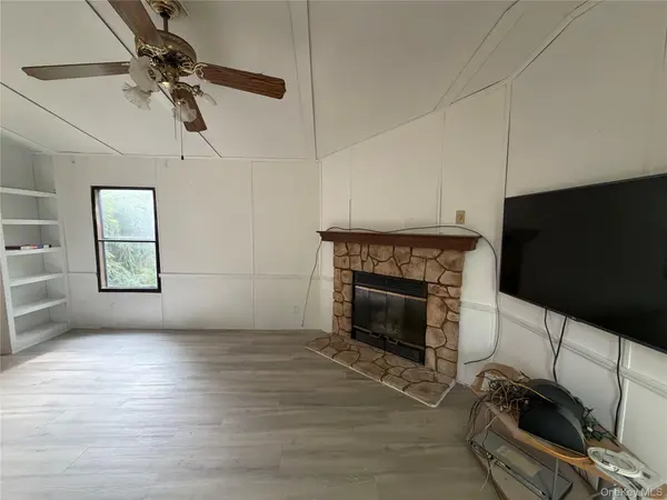 8 Hampshire LN, Loch Sheldrake, NY 12759