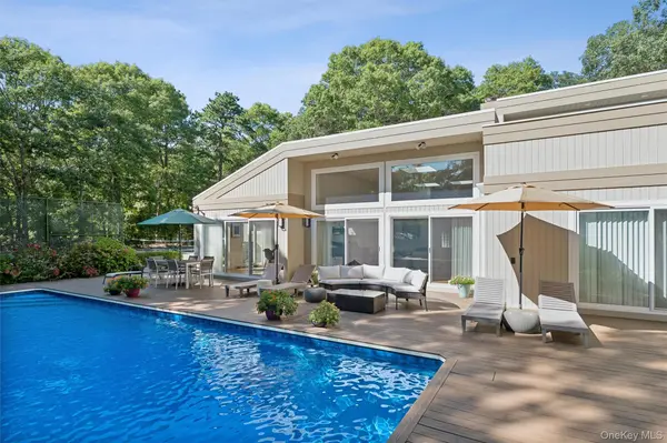 14 Woodland LN, Quogue, NY 11959