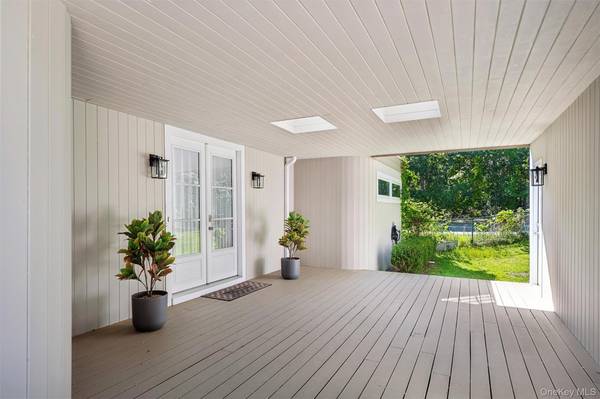 14 Woodland LN, Quogue, NY 11959