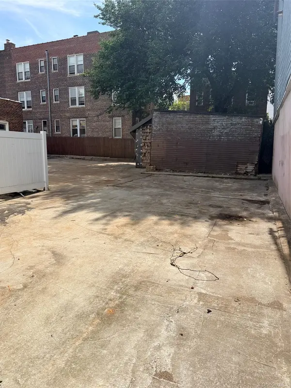 35-02 Bradley AVE, Long Island City, NY 11101