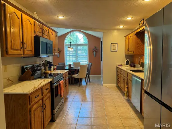 800 Rosewood DR, Lebanon, MO 65536