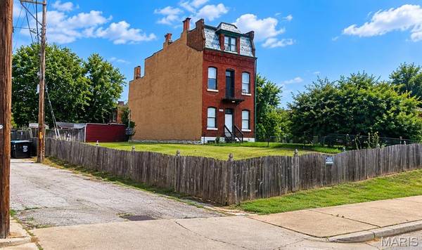 2211 Shenandoah AVE, St Louis, MO 63104
