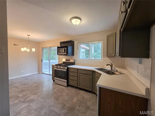 4271 Martyridge DR, St Louis, MO 63129