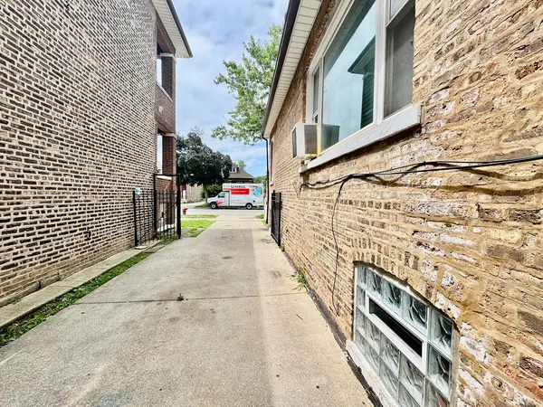 8325 S Saginaw AVE, Chicago, IL 60617