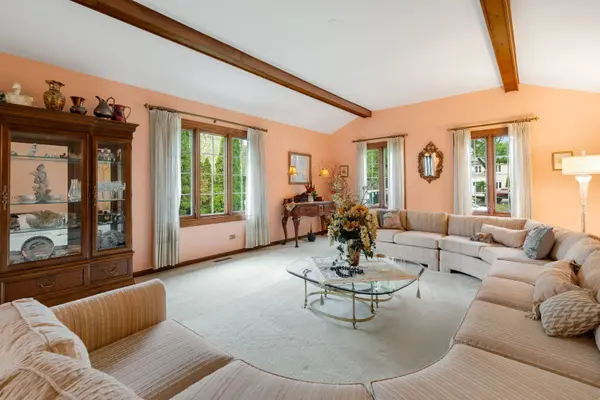 521 Forest Mews DR, Oak Brook, IL 60523