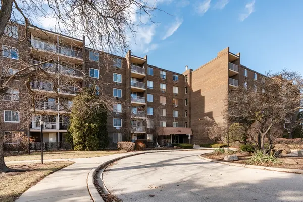 225 S Rohlwing RD #615, Palatine, IL 60067