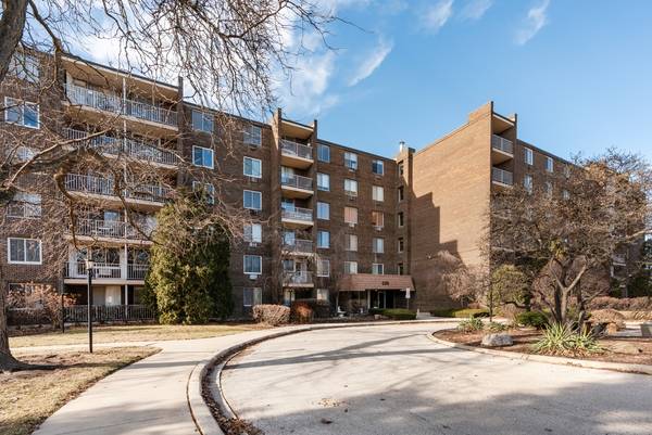 225 S Rohlwing RD #615, Palatine, IL 60067