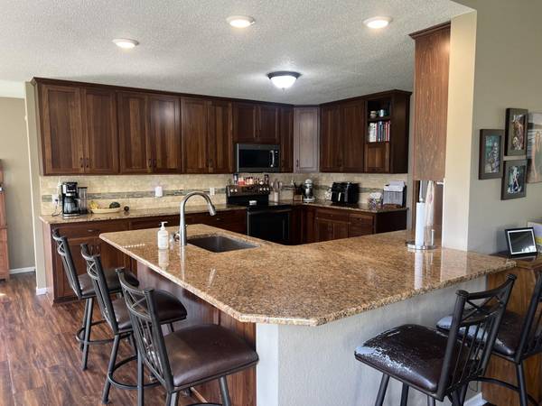 825 S Hubbard AVE, Litchfield, MN 55355