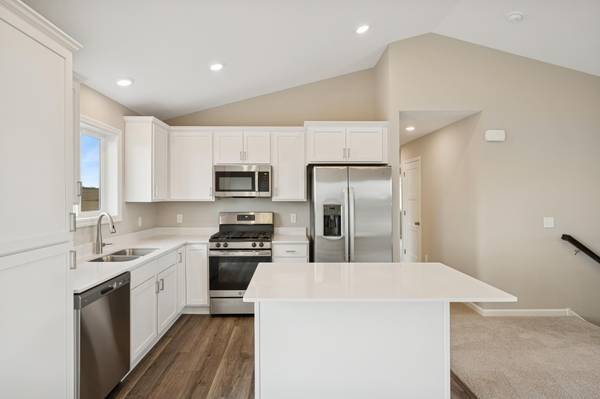 915 Brandenburg LN, Waverly, MN 55390
